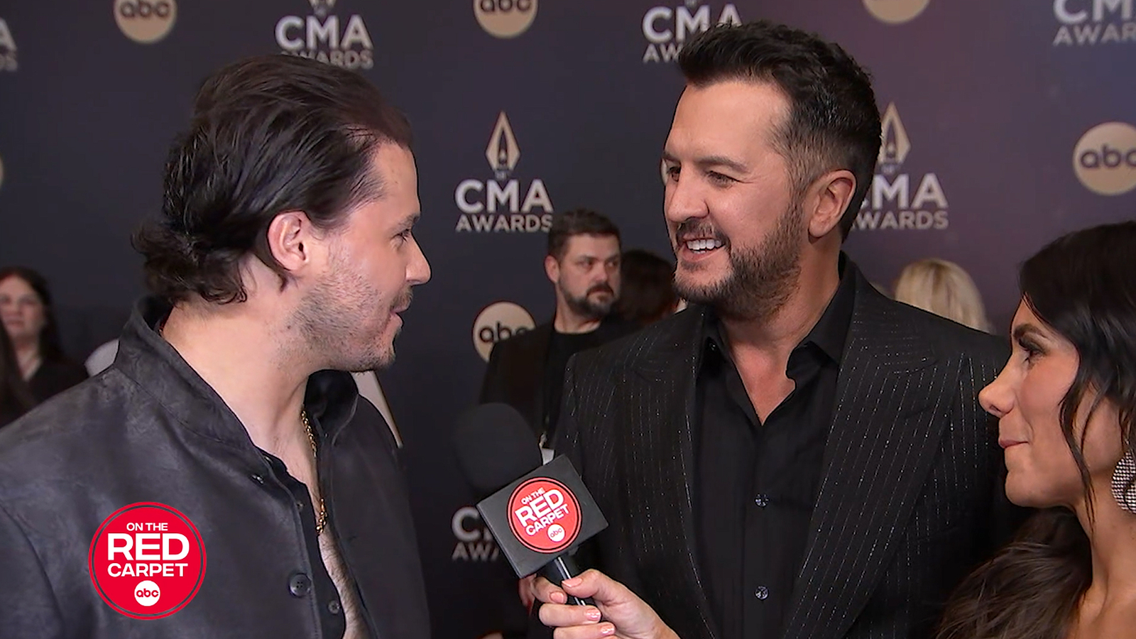 Luke Bryan surprises Josh Ross with award live during 2024 ‘CMA Awards’ red carpet interview [Video]