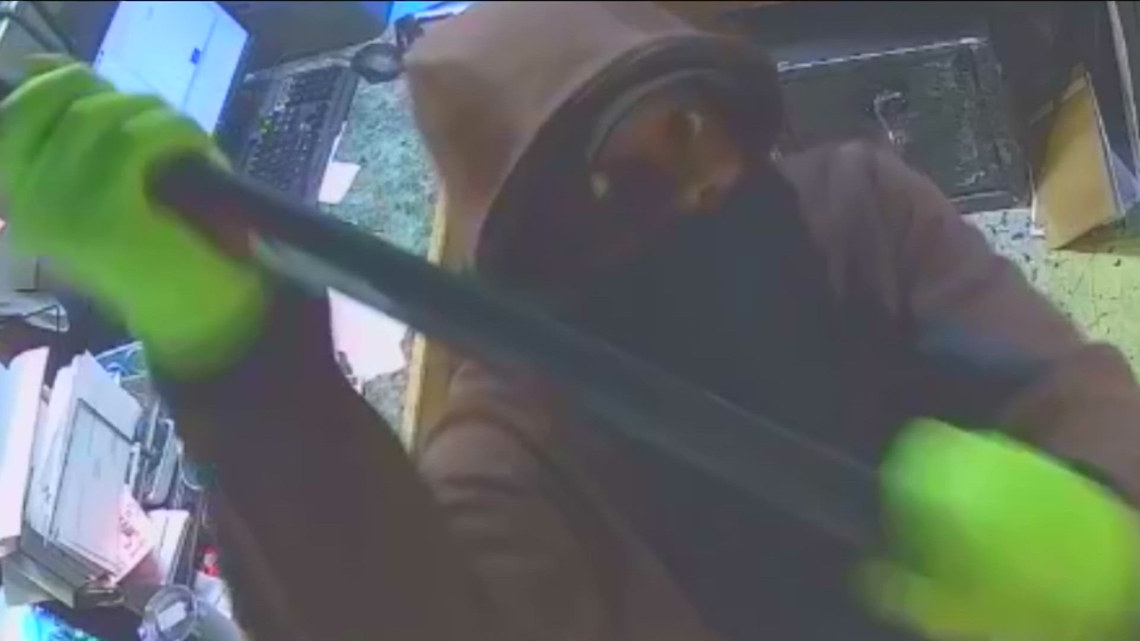 San Diego police search for Tierrasanta restaurant burglar [Video]