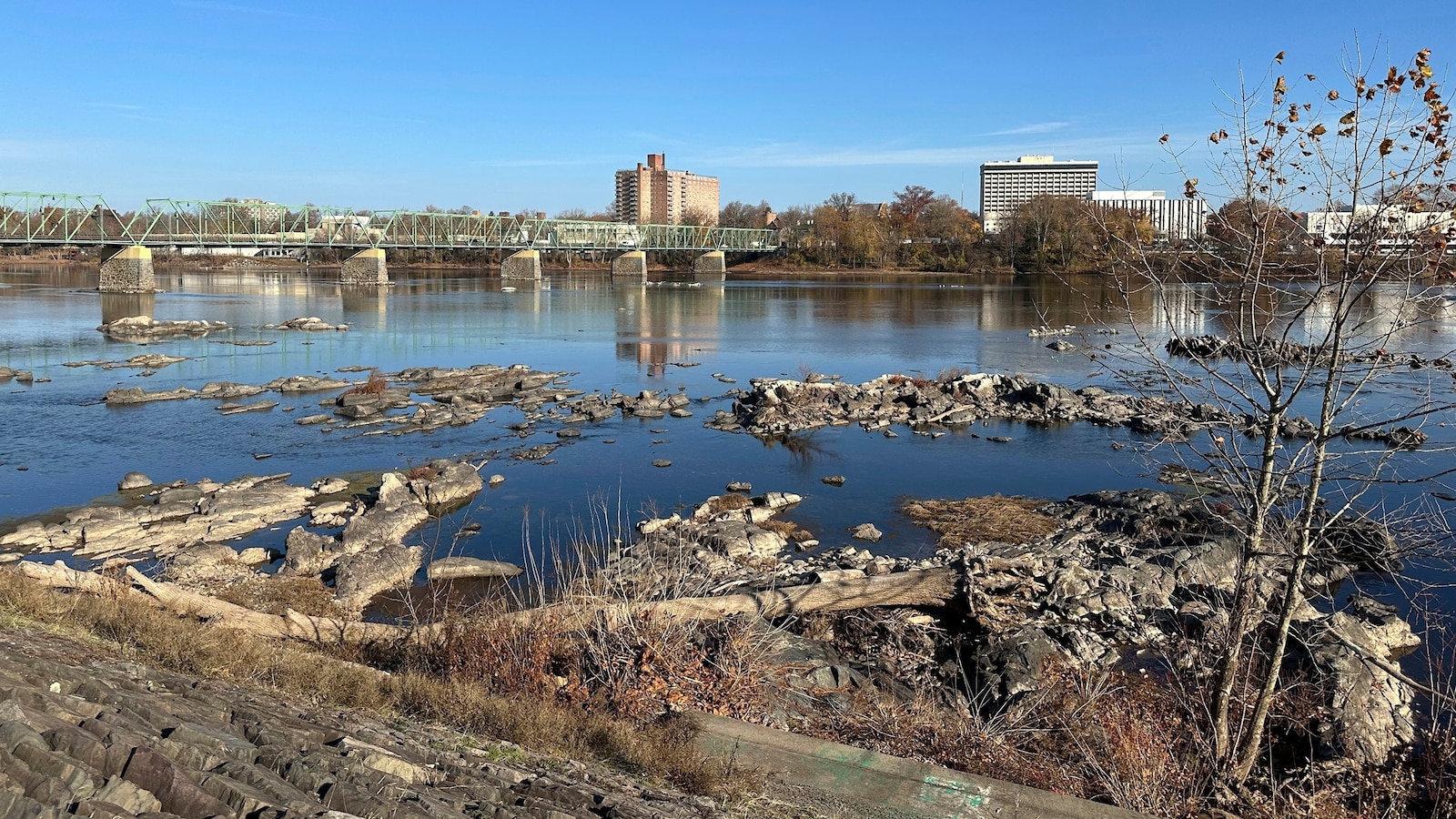 Ocean salt water entering Delaware River due to drought and sea level rise, water managers say [Video]