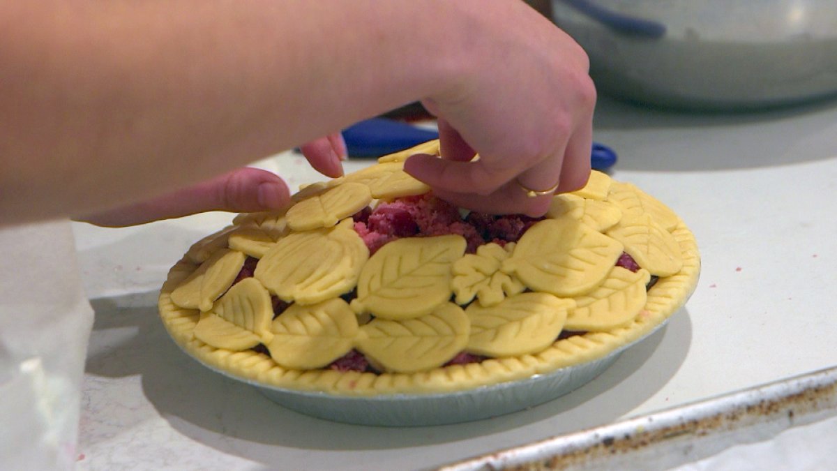 The Sausalito Thanksgiving pie tradition that started with a controversial sign  NBC Bay Area [Video]