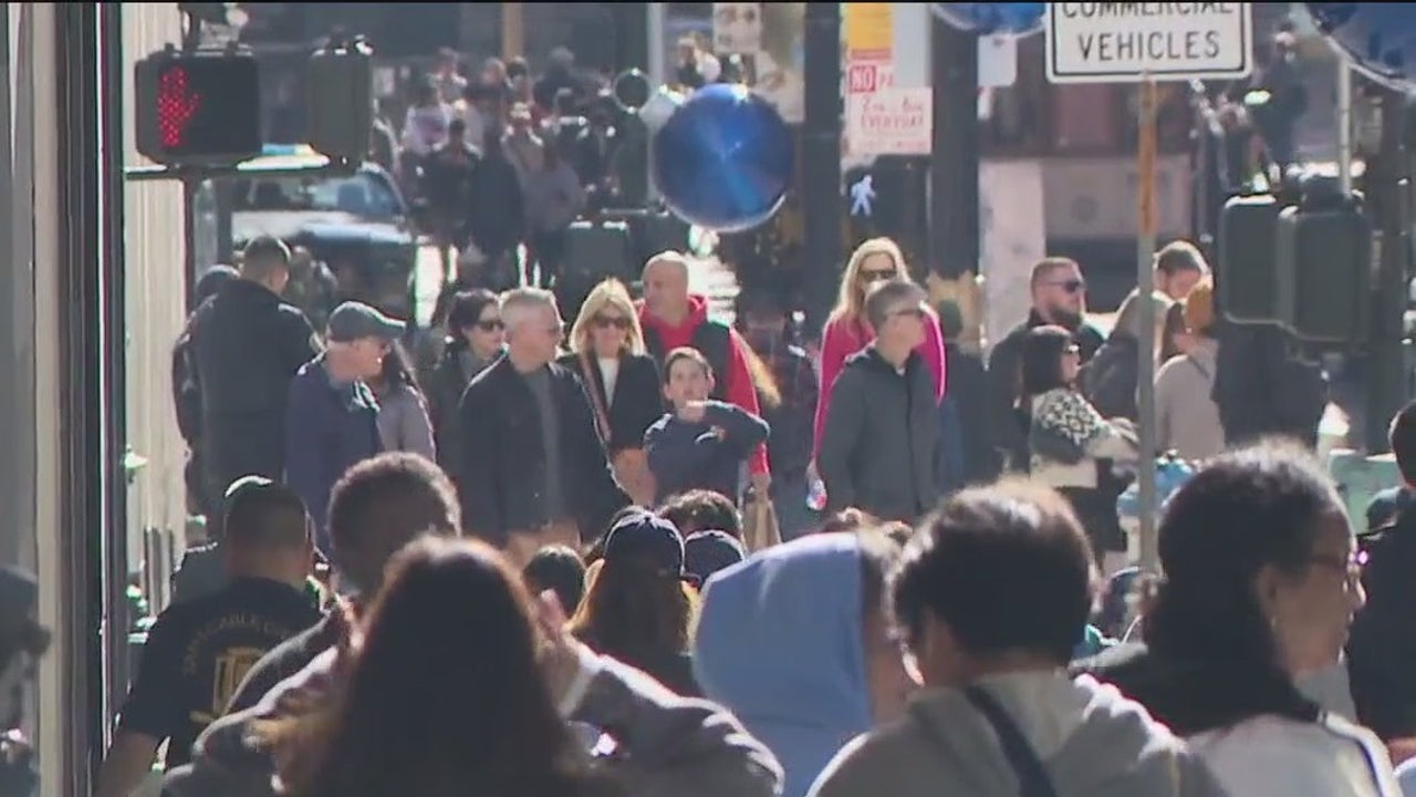 Black Friday shoppers fill Union Square, crowds steady but not overwhelming [Video]