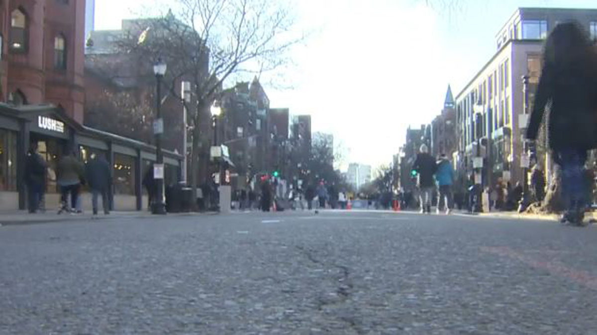 Shoppers turn out for Open Newbury: Holiday Stroll in Boston – Boston News, Weather, Sports [Video]