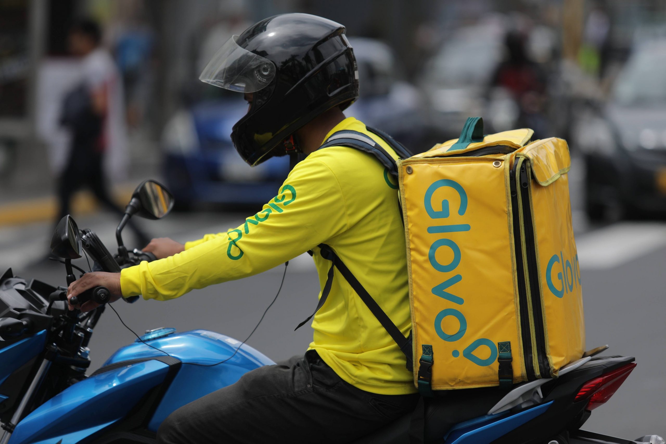 Spains top food delivery app Glovo abandons its self-employment model for drivers after being accused of abusing workers rights [Video]