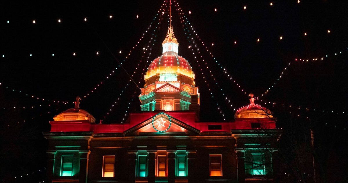 Small Nebraska town puts on a show for Christmas [Video]