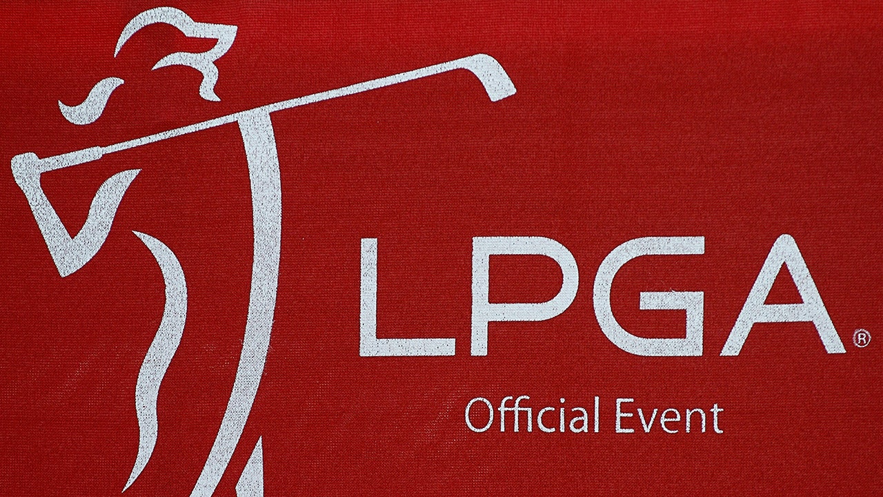 Pro golfers call on LPGA Tour to alter gender-eligibility policy amid leadership shakeup [Video]