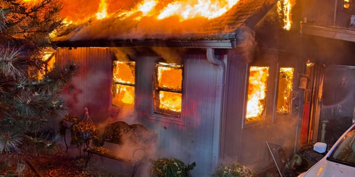 Kansas City Fire Department helps extinguish extensive overnight house fire [Video]