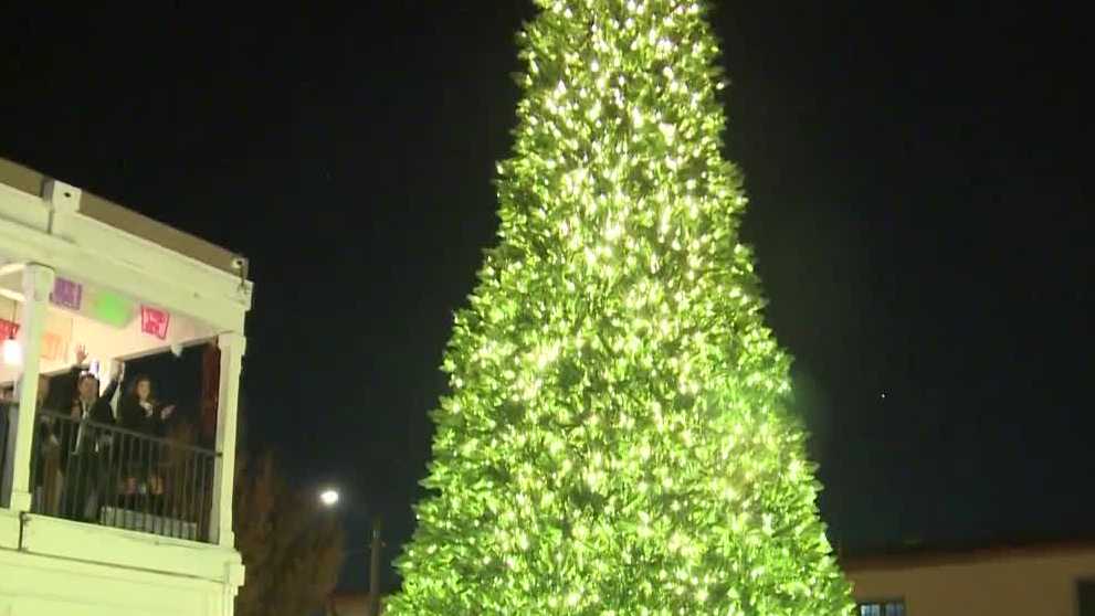 New Mexicans celebrate Old Town’s annual Christmas tree lighting [Video]