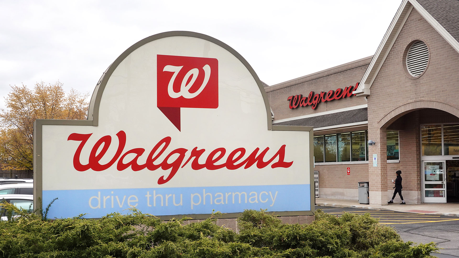 Walgreens in buyout talks just weeks after CEO confirmed chain is closing 1,200 stores – how it affects shoppers [Video]