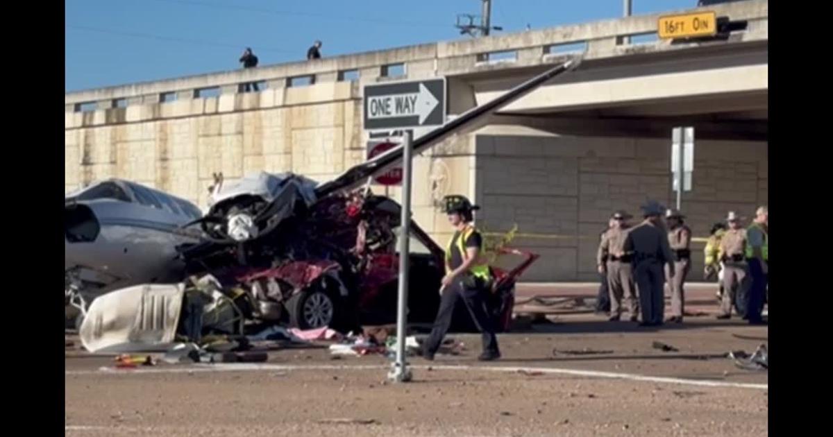 Plane crashes onto busy road, hitting vehicles in Victoria, Texas | Video