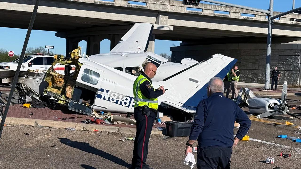 Aftermath of small plane crash onto Texas roadway caught on camera with split fuselage, damaged vehicles [Video]