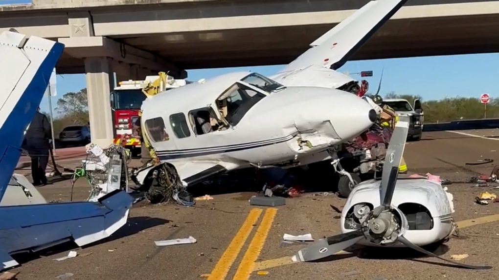 Small plane crashes into Texas intersection, injures four [Video]