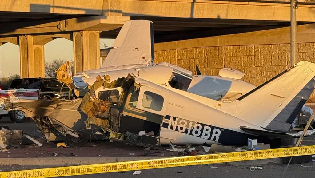 Texas plane crash injures four on highway [Video]