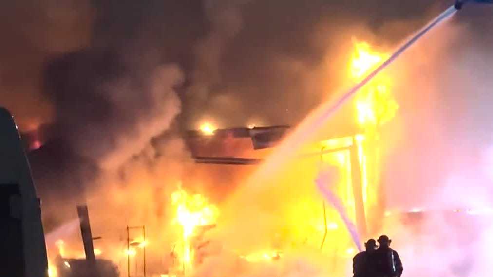 Auto repair shop and more than a dozen vehicles damaged in fire [Video]