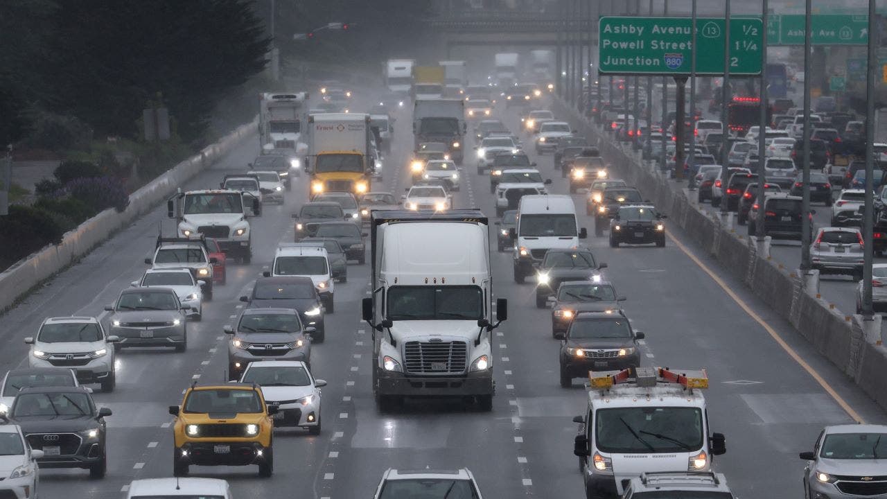 Conservative business group alleges California set up illegal cartel to push for electric trucks [Video]