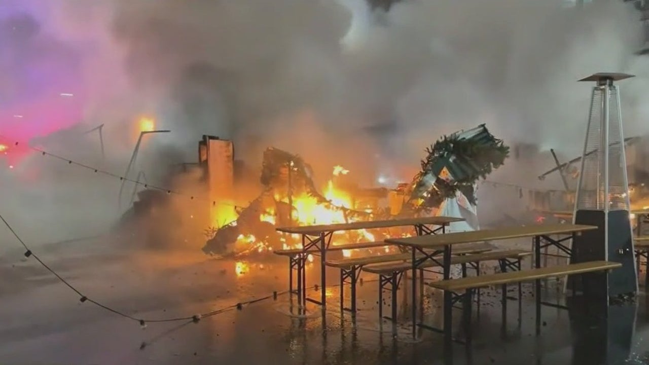 Fire destroys holiday market stalls in Herald Square [Video]