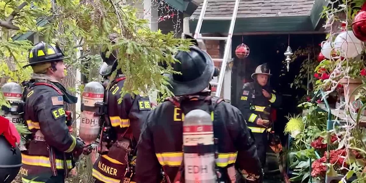 Off-duty firefighters help rescue woman trapped in house fire [Video]