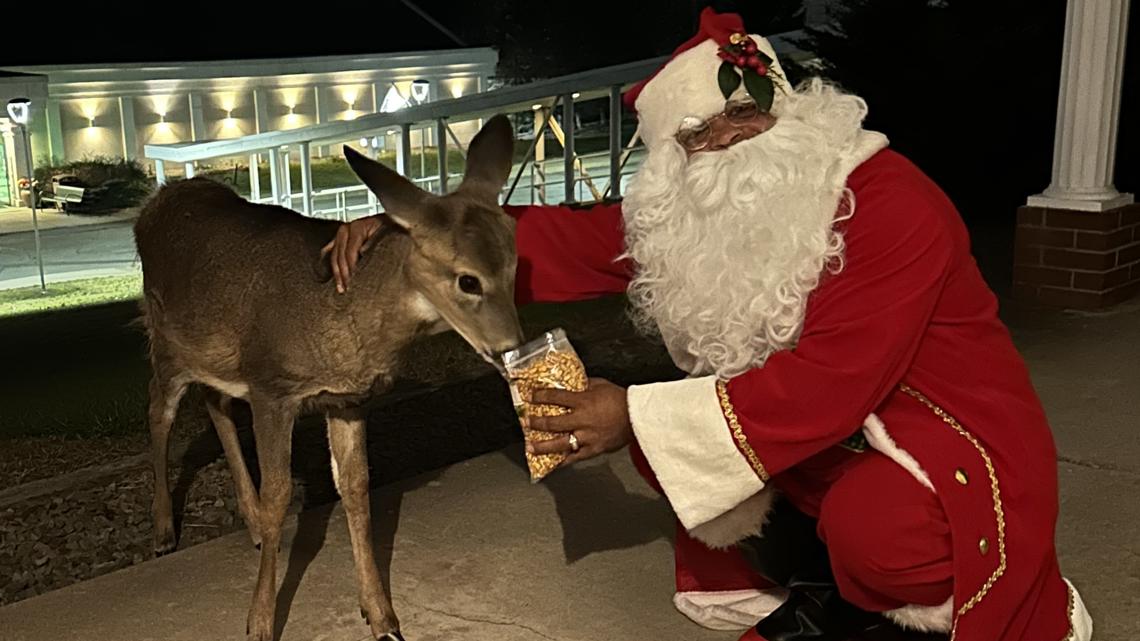 Connecticut man delivers toys to families in need as Santa Claus [Video]