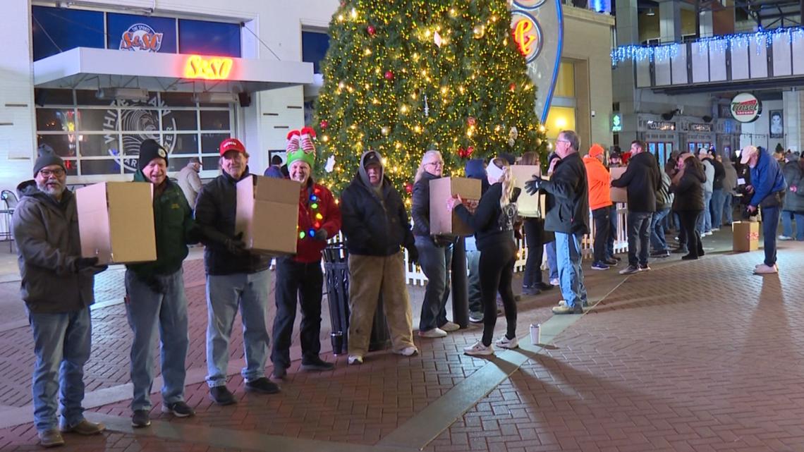 Volunteers form human assembly line at Louisville’s Fourth Street Live! [Video]