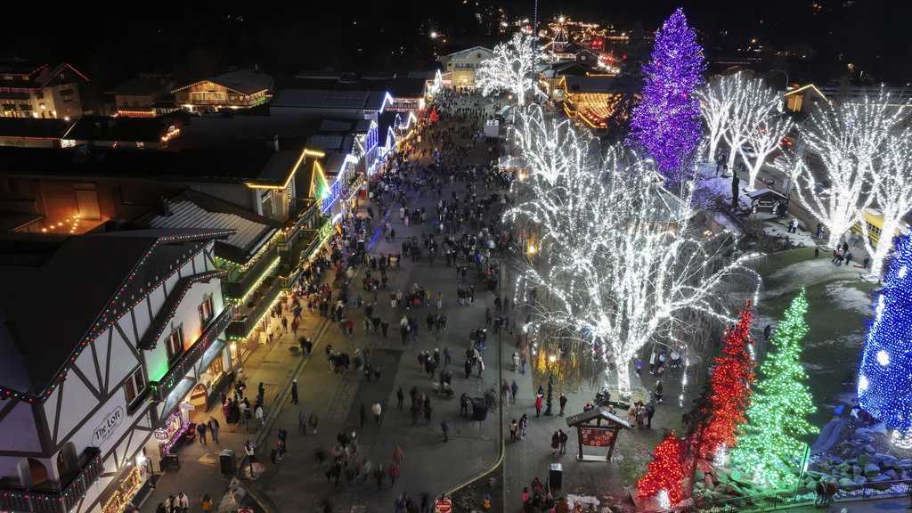 Magic, lights draw crowds to village in Washington for Christmas [Video]