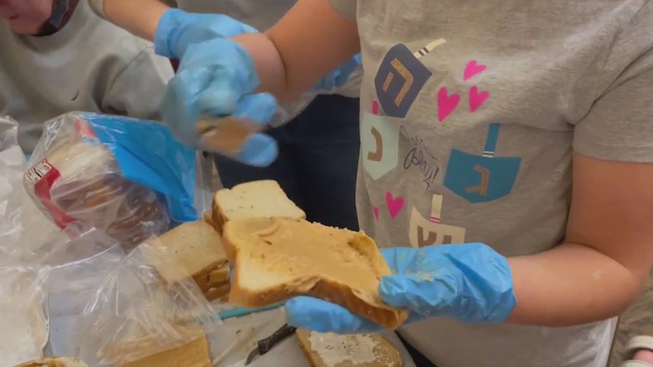 Temple Chai volunteers make sandwiches for SVDP [Video]