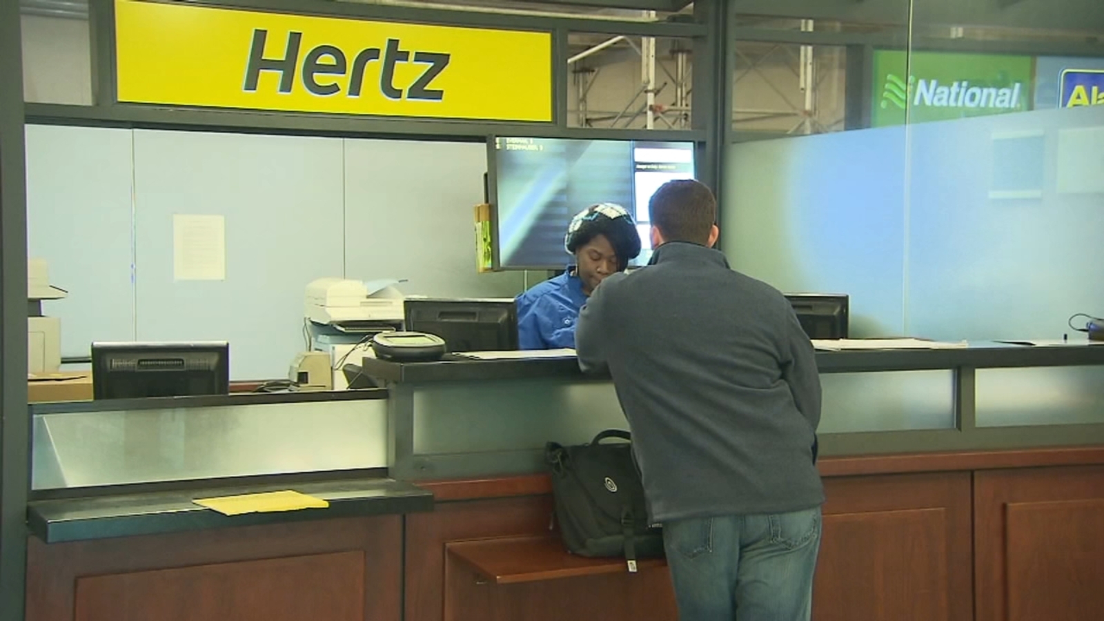 Hertz renters report receiving discount offers to purchase Teslas as company looks to slim down electric fleet [Video]