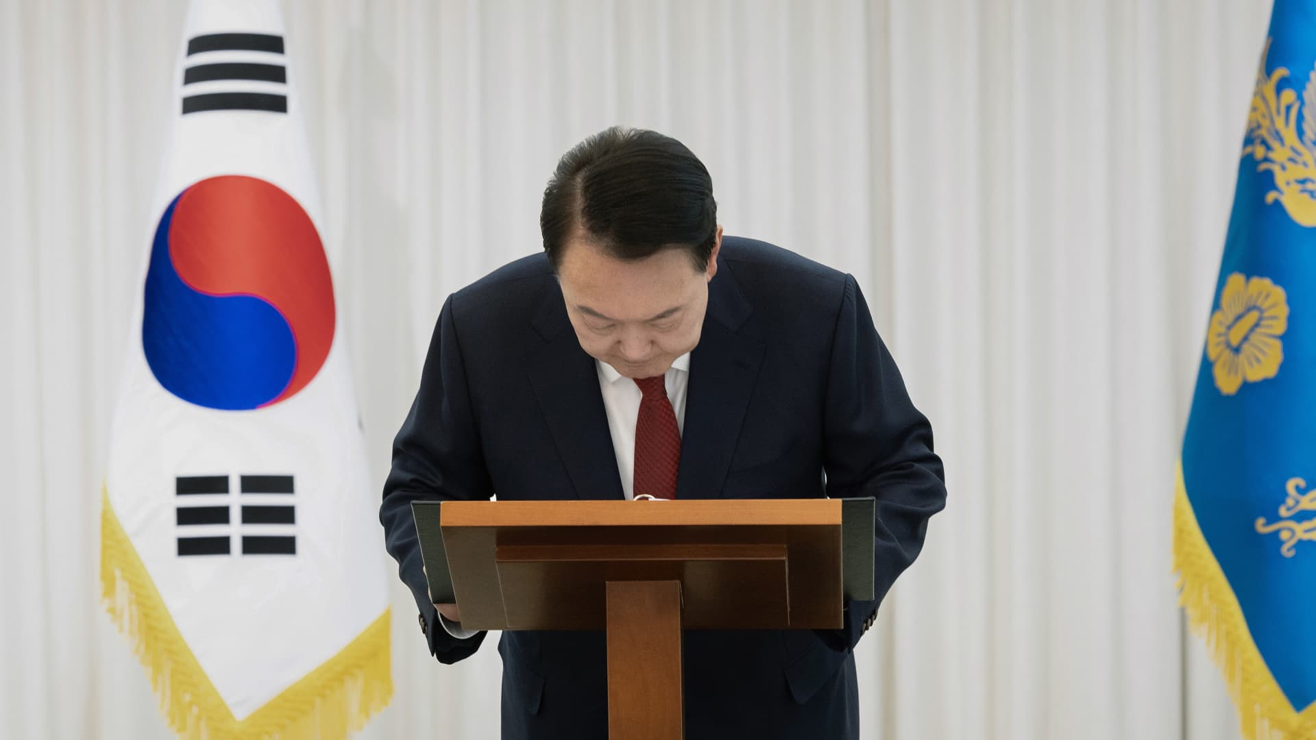 South Korea court issues warrant for impeached President Yoon [Video]