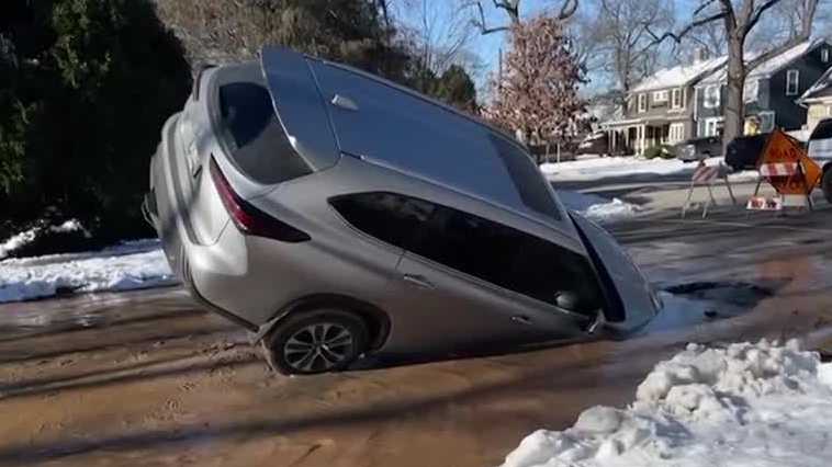 Car falls into sinkhole in Whitefish Bay [Video]