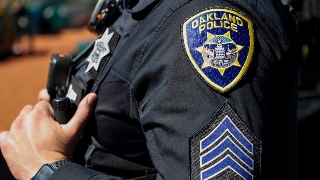 Police shoots allegedly armed suspect, standoff ensues in Oakland apt. [Video]