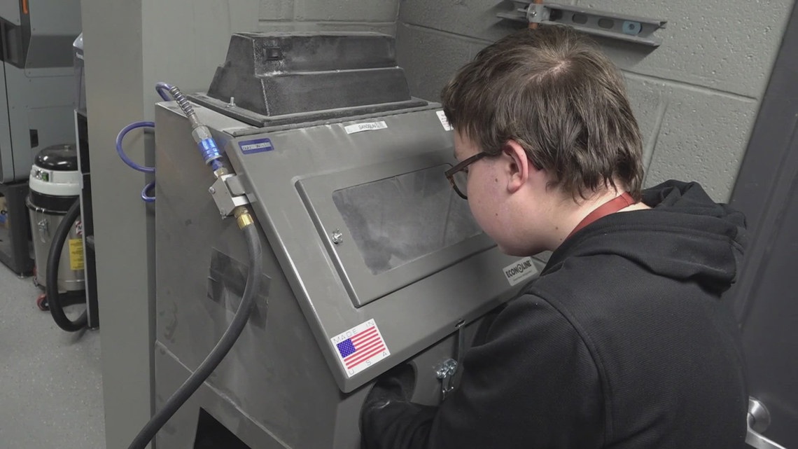 Oak Ridge students run manufacturing business [Video]