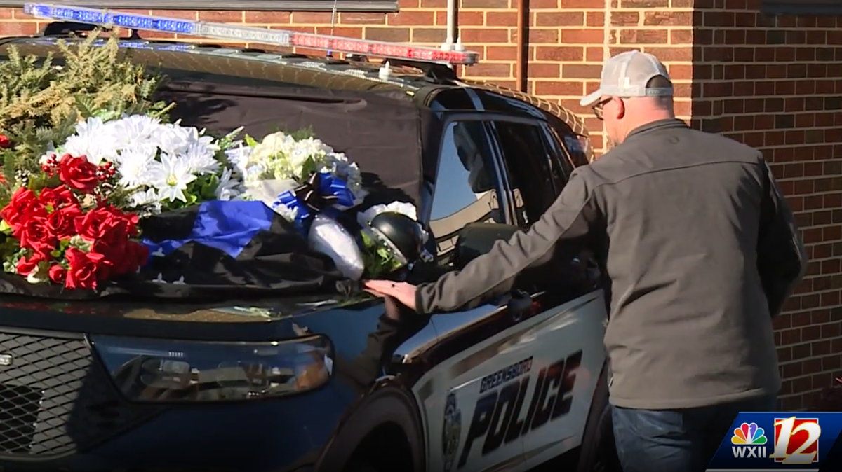 Florist creates wreath for Officer Horan