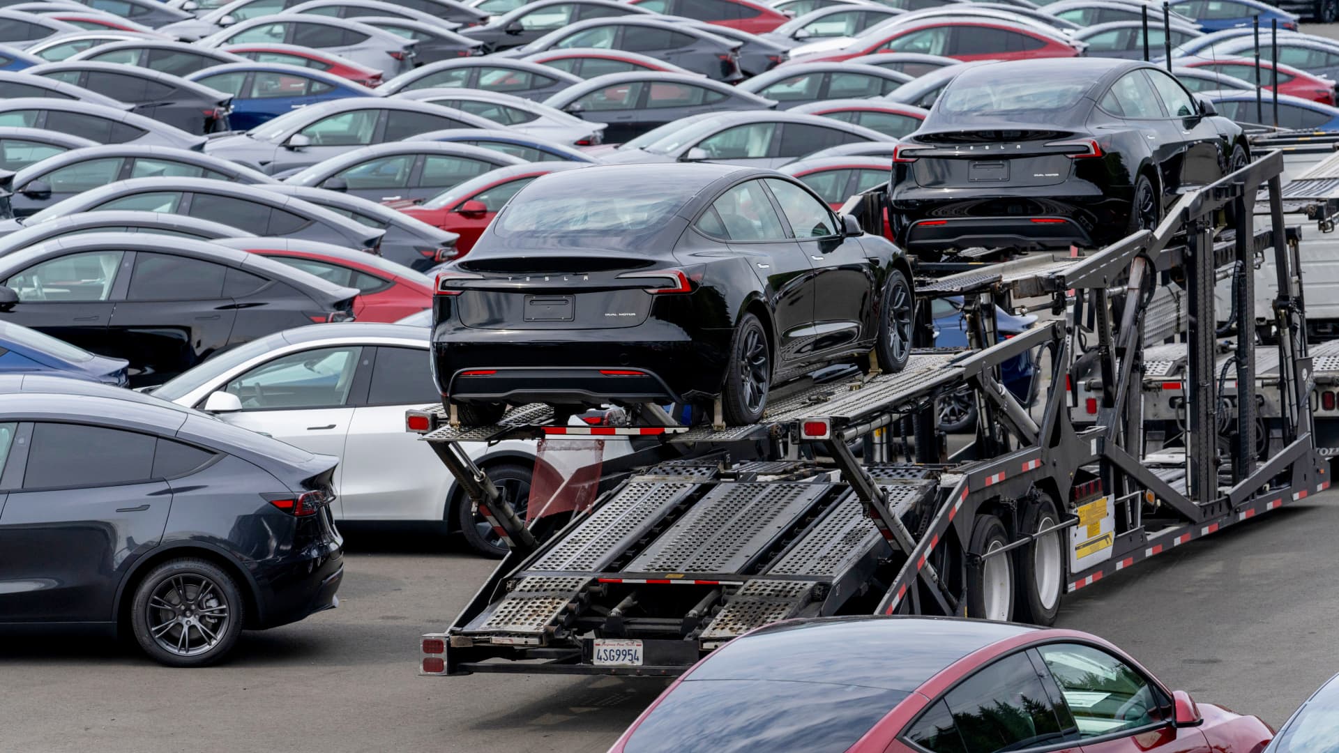 Tesla recalling 239,000 vehicles in U.S. over rearview camera failures [Video]