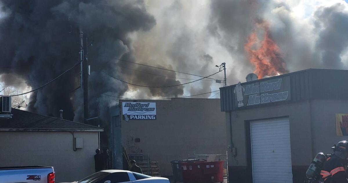 Structure fire closes businesses in Medford, including well known breakfast spot | Top Stories [Video]