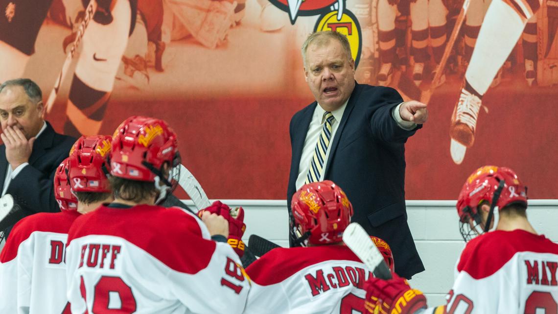 Ferris State hockey coach Bob Daniels will retire after 33 years [Video]