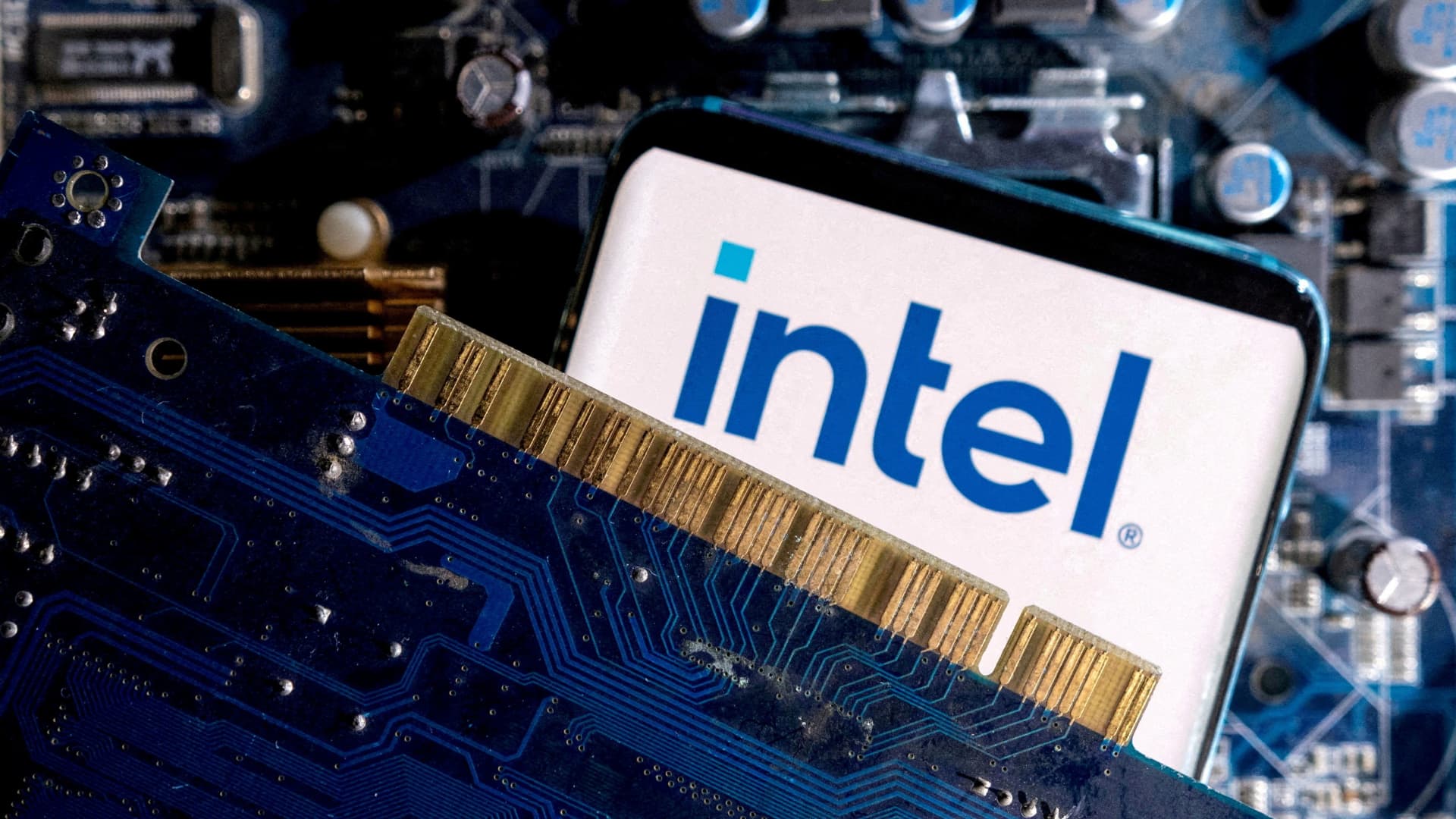 Intel to spin off venture capital arm, can raise outside money [Video]