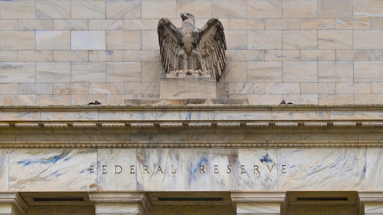 Federal Reserve exits global climate change regulation group [Video]