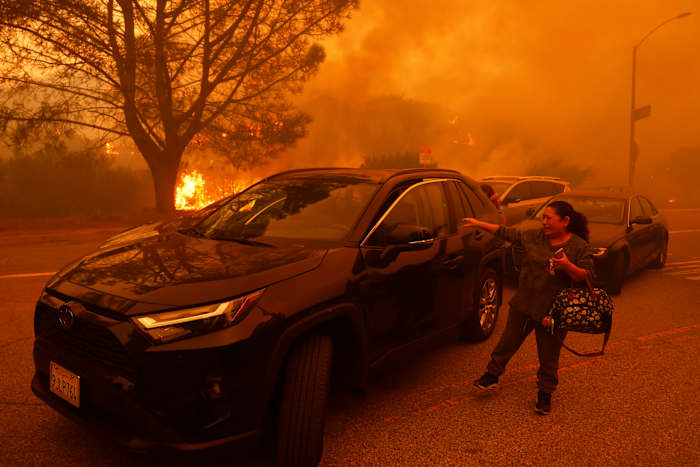 Homes were burning and roads already jammed when Pacific Palisades evacuation order came, AP finds [Video]