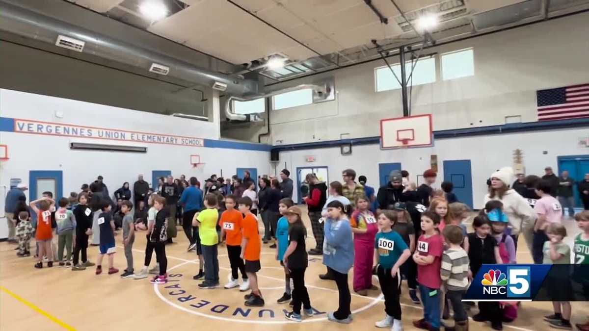 Students compete in free throw contest with Senator Bernie Sanders [Video]