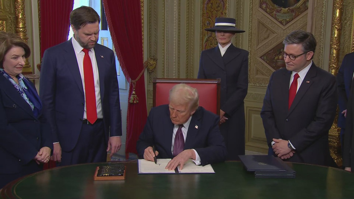 Trump signs first executive orders after entering White House [Video]