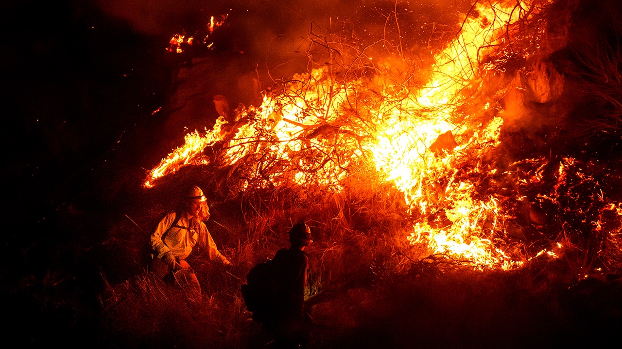 San Diego wildfires force mandatory evacuations amid dangerous wind conditions [Video]