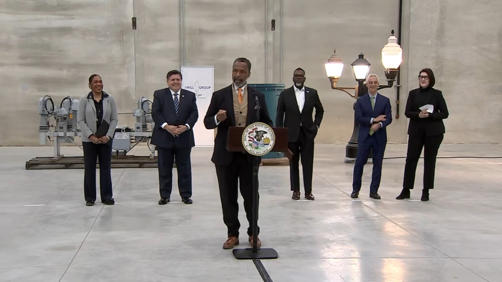 Gov. JB Pritzker, Chicago Mayor Brandon Johnson announce new grant program supporting small businesses [Video]