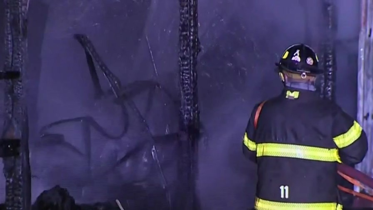 Crews battle barn fire in Lakeville – Boston News, Weather, Sports [Video]