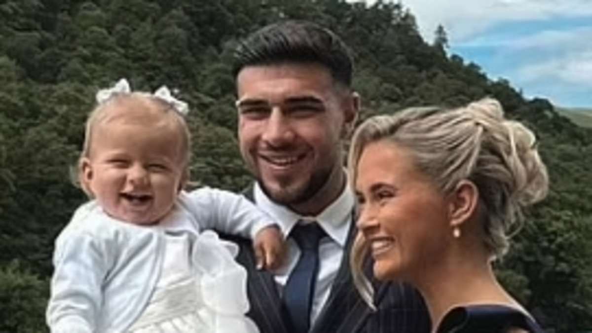 Tommy Fury’s father Big John quits his son’s sports business as Tommy gets closer to ex-fiancee Molly-Mae Hague after THAT New Year’s kiss [Video]